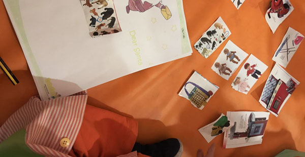 Un alumno de 1 a 2 años de Trastes Puertollano prepara su carta para Papá Noel