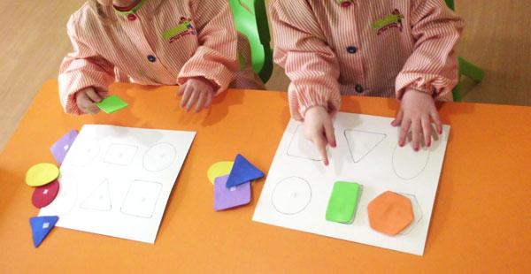 Alumnos de Trastes O Carballiño abordan un juego de identificación de figuras geométricas