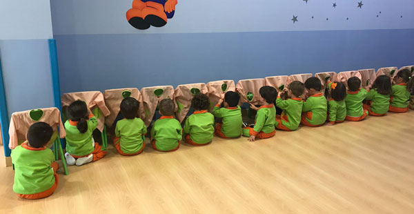 Alumnos de 2 a 3 años de Trastes Poio-Pontevedra practican cómo abotonar y desabotonar el mandilón