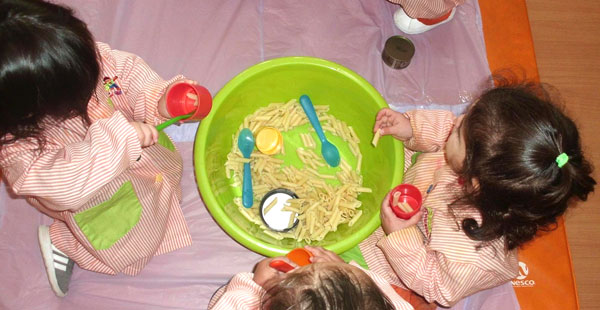 Alumnos de 1 a 2 años de Trastes O Carballiño disfrutan jugando con macarrones