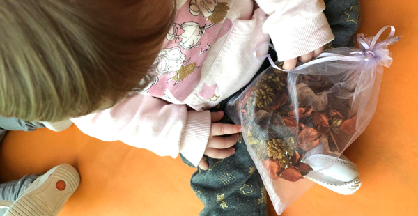 Una bebé de Trastes Oroso manipula un saco aromático