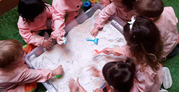 Escolares de 2 a 3 años de Trastes Las Tablas disfrutan buscando tesoros bajo la arena
