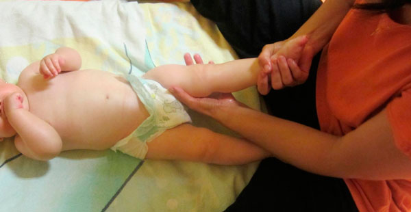 Una educadora de Trastes Santiago, durante una sesión de masaje a una alumna