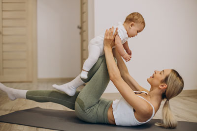Una madre practica yoga con su hijo en casa