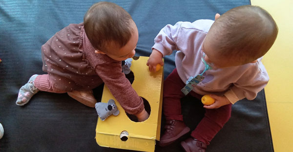Bebés de Trastes Mos juegan con un material para interiorizar la permanencia del objeto